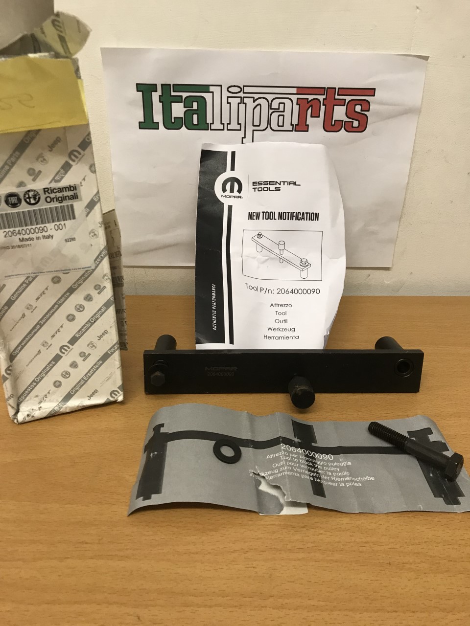 Valve spring compressor forcing screw - 1.3L G5E T-4 engine ...
