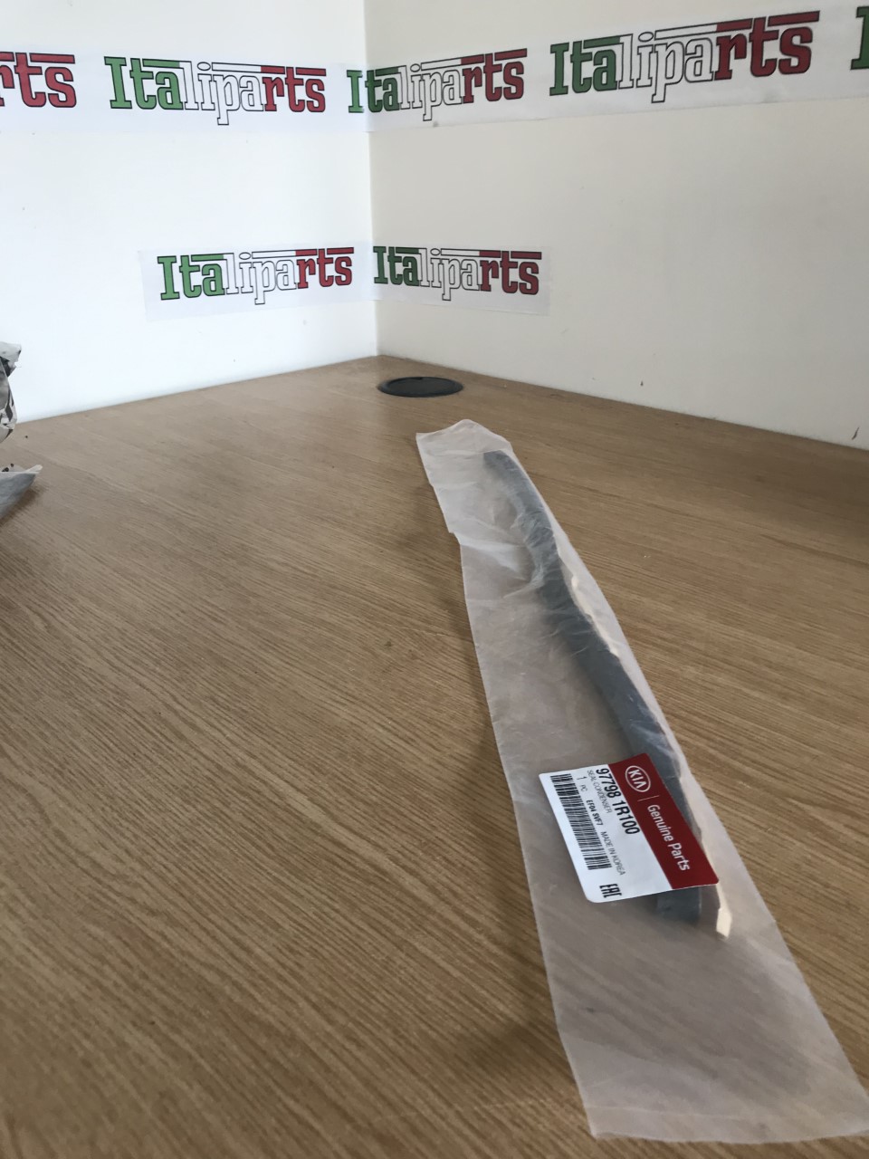 Radiator seal upper - 97798 1R100 - Hyundai Accent and Velostar 2011-17