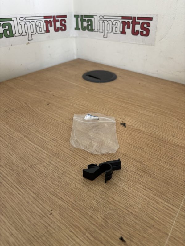 Parcel shelf clip right - 71718754 - Alfa Romeo 147 GT **price is for one**
