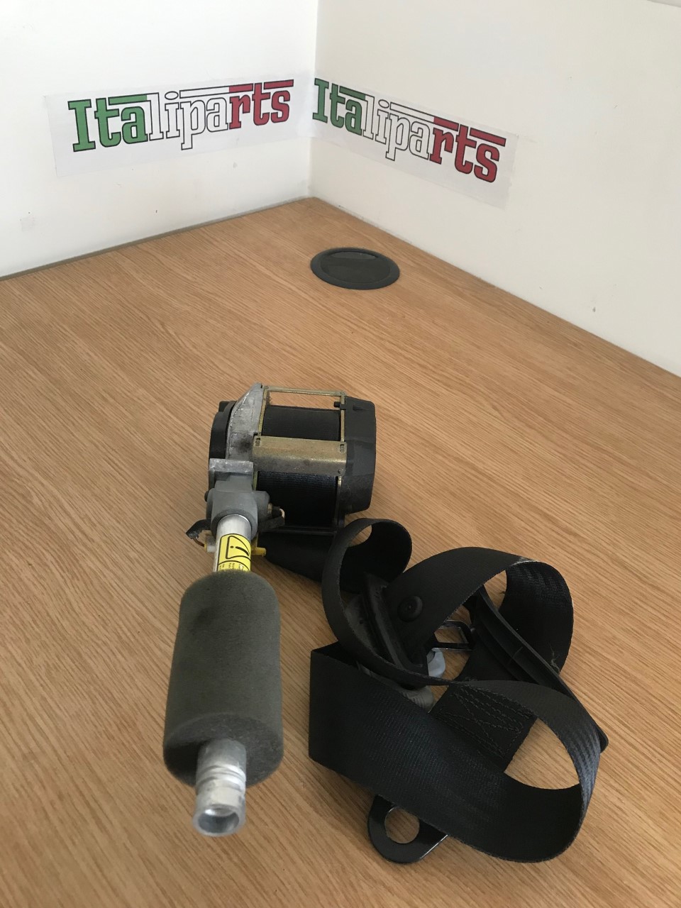 Seat belt pretensioner front left - 11760400 - Alfa Romeo 156 **used part**