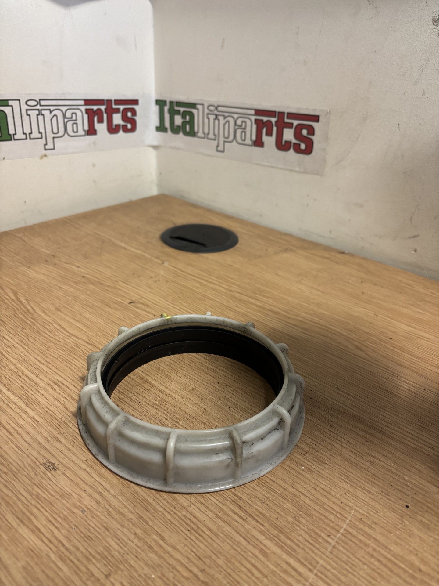 Fuel pump ring - 7638436 - Alfa Romeo 145 146 155 156 164 166 (CF2) GTV Spider **used part**