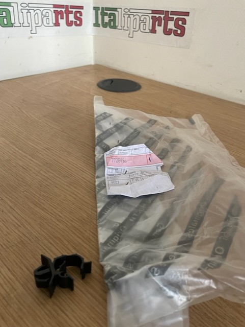 Alfa Romeo Giulietta Sunshade Support Hook – Left/Right, OEM 156144251 (Black)