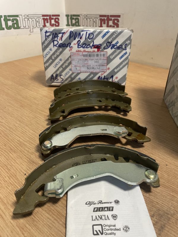 Brake shoes rear - 71738376 - Fiat 500 2007 on Panda 2003 on Punto 1999-2000 Tempra 1990-1997 Tipo 1987-1997 Lancia Delta 1993-1999