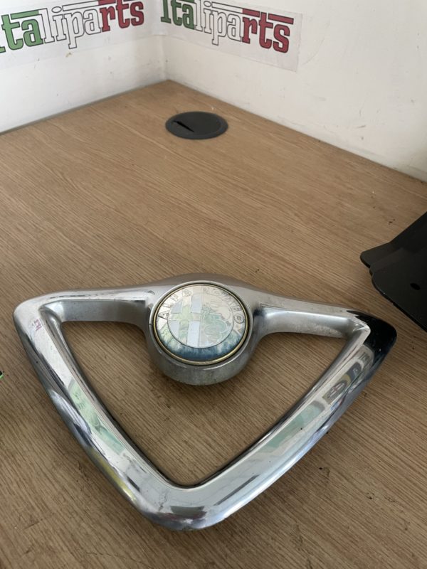 Radiator grille - 60652344 - Alfa Romeo 166 **used part, one broken clip**