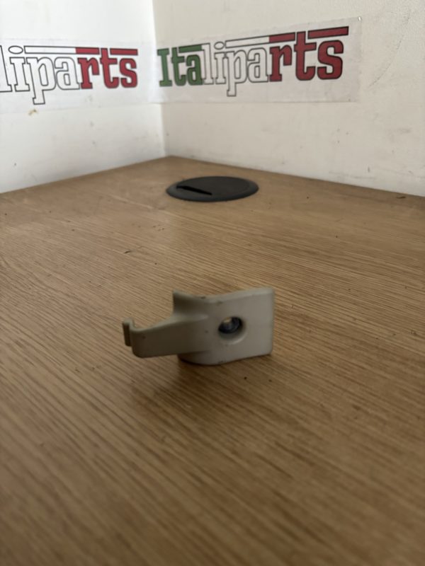 Rear sun blind clip beige - 151801000 - Alfa Romeo 166 **used part**