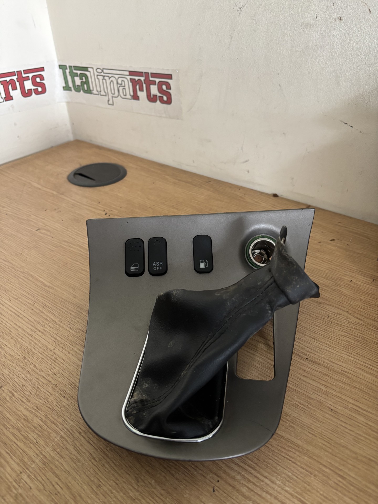 Gear gaiter surround - 418101000 - Alfa Romeo 166 V6 Sportronic **used part**