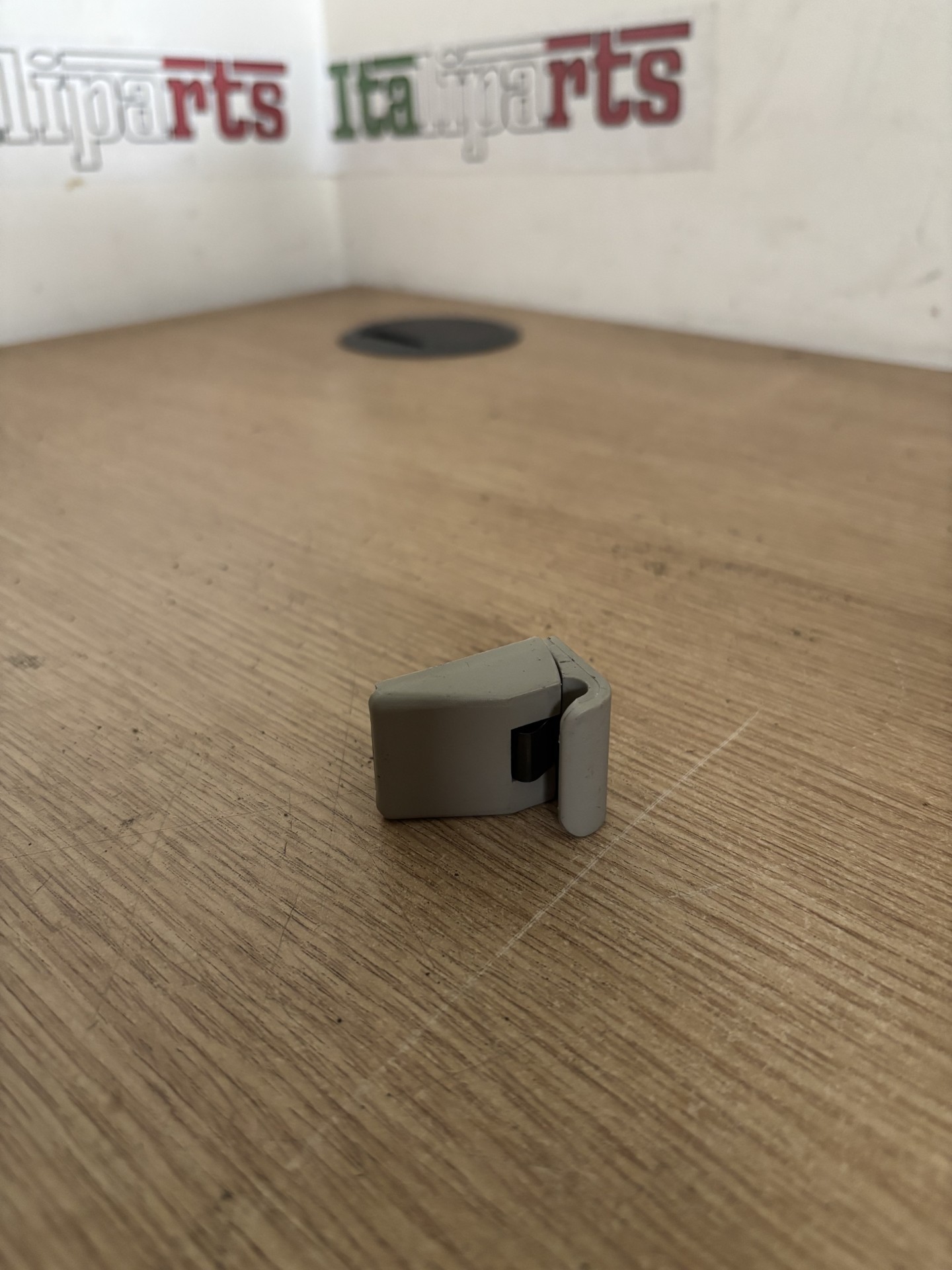 Sun visor fixing clip beige - 735246304 - Alfa Romeo 166 **used part**