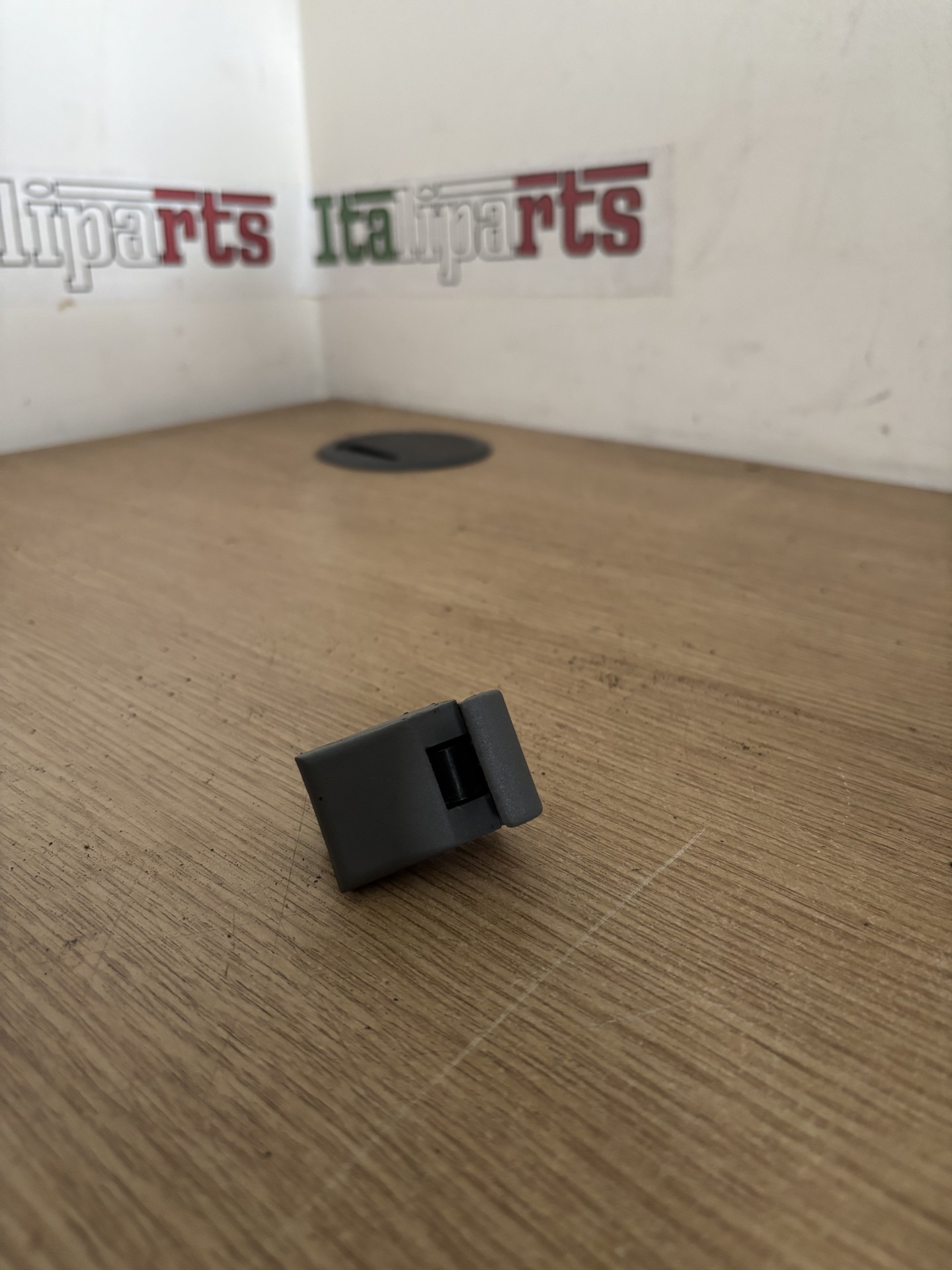 Sun visor fixing clip grey - 735246304 - Alfa Romeo 166 **used part**