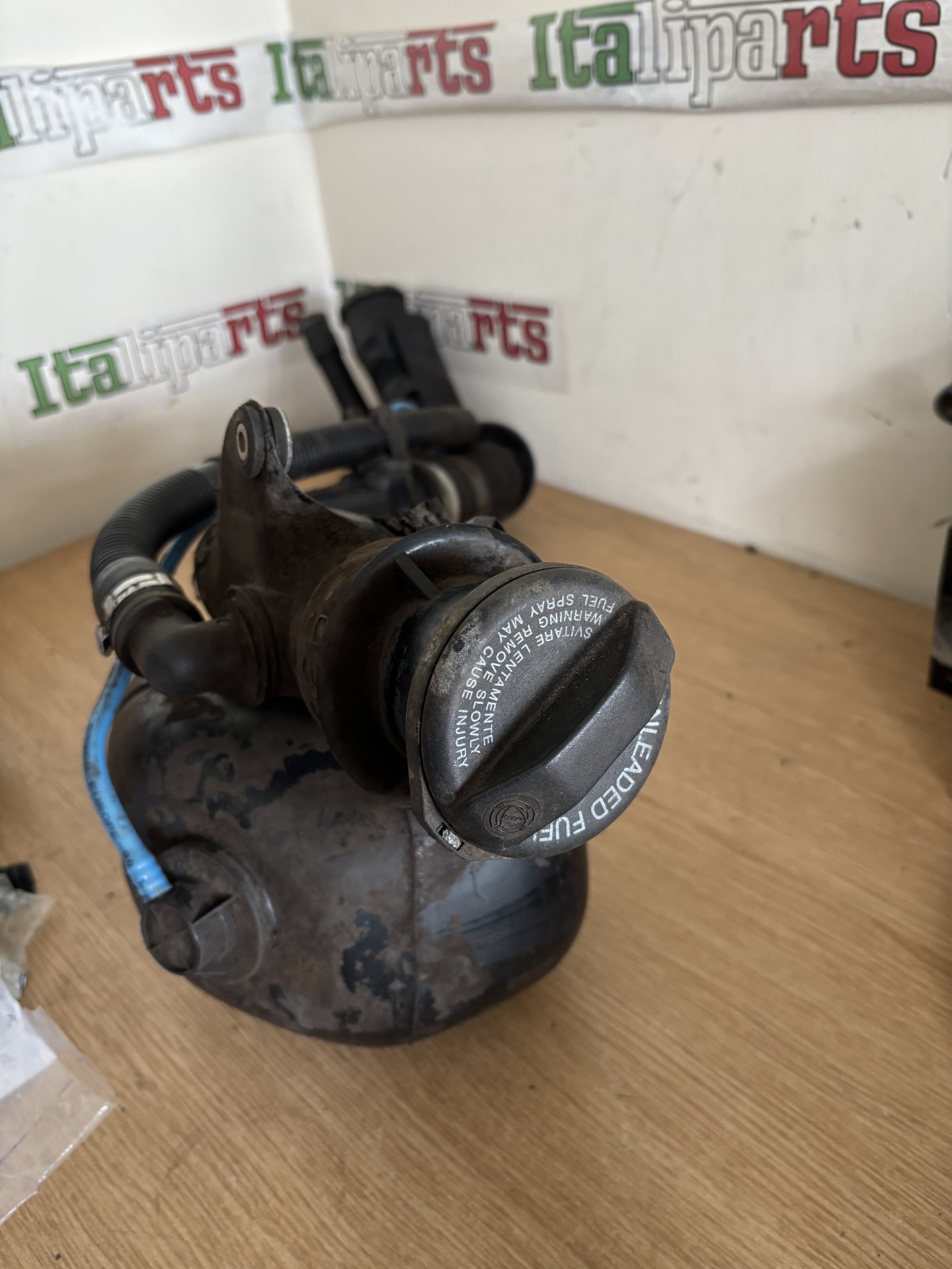 Fuel filler neck pipes and fuel tank cap - LS268902 - Alfa Romeo 166 **used parts**