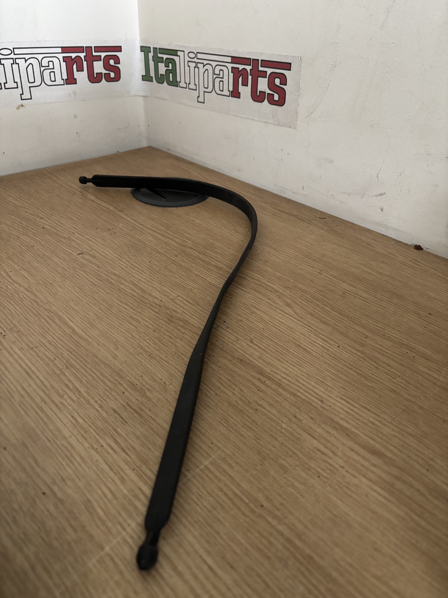 Boot load strap - B456 - Alfa Romeo 166 **used part**