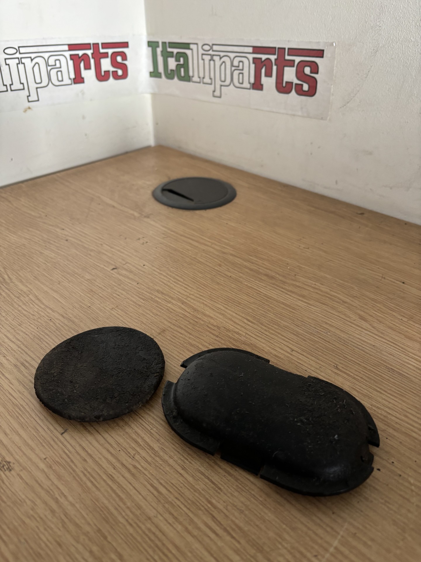 Wheel arch grommets - Lancia Thema 2.0 16v **used parts**