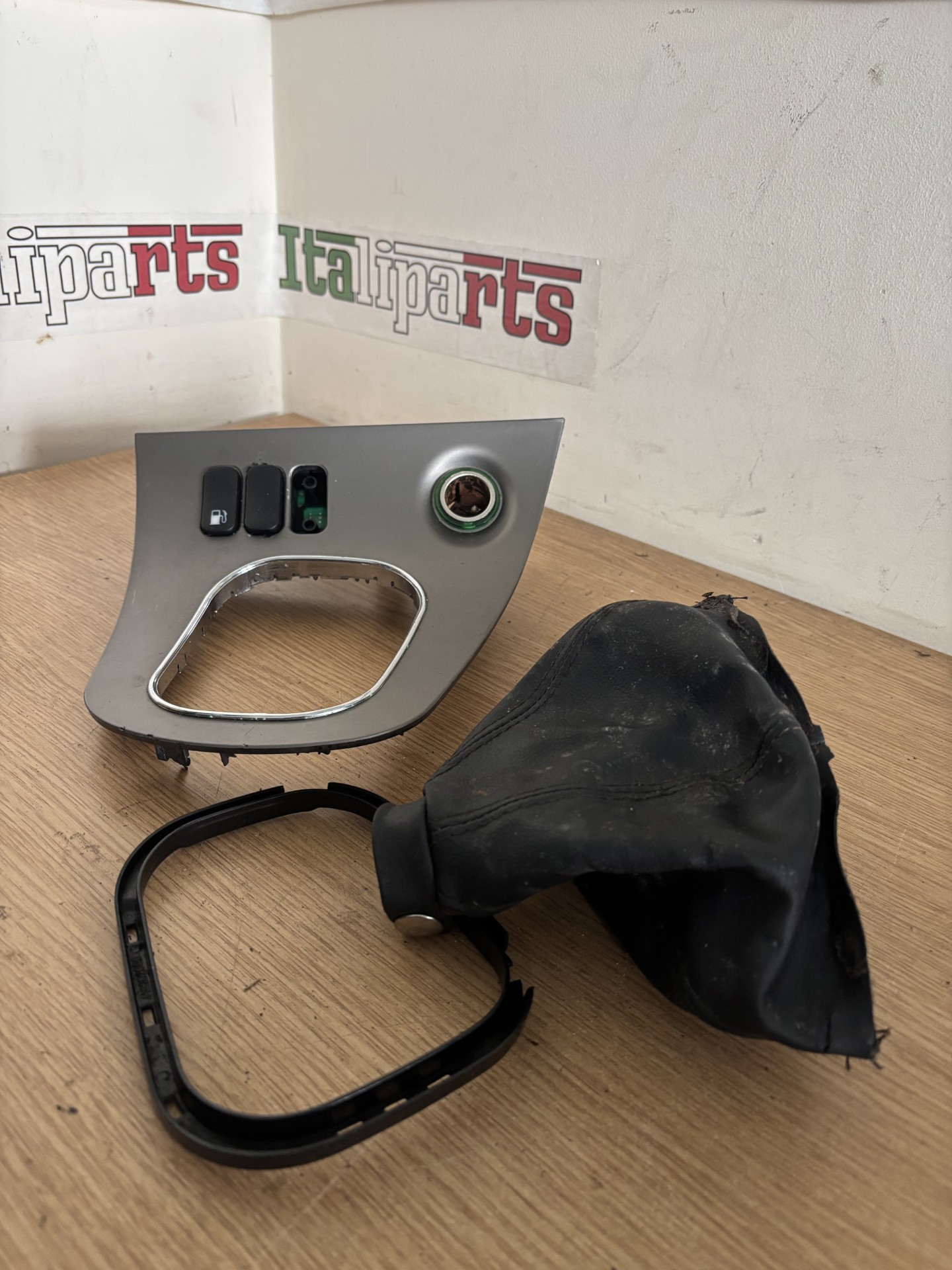 Gear gaiter surround - 418201000 - Alfa Romeo 166 Sportronic **used part damaged**