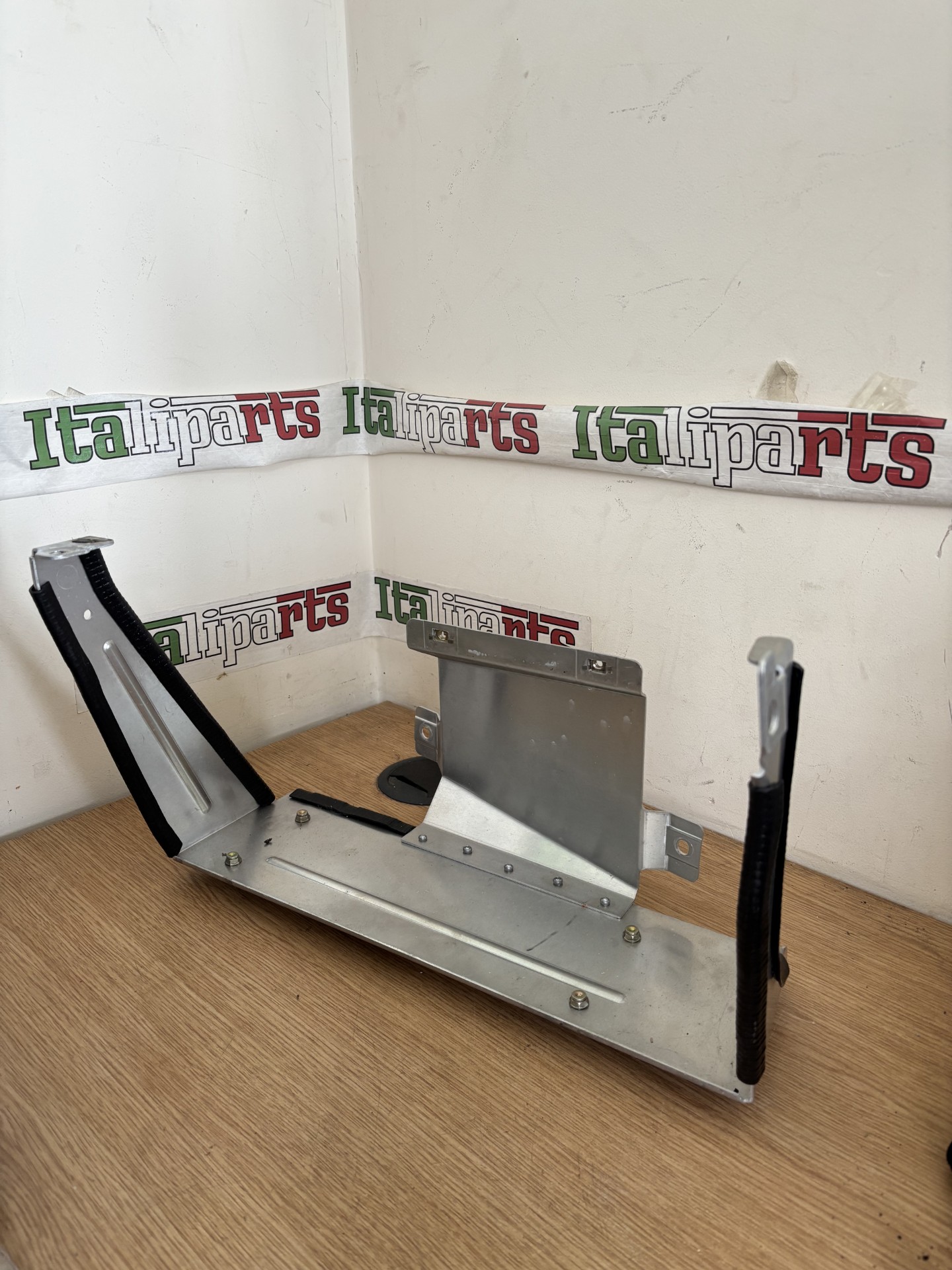 CD Changer mounting bracket - 4220H - Alfa Romeo 166 **used part**