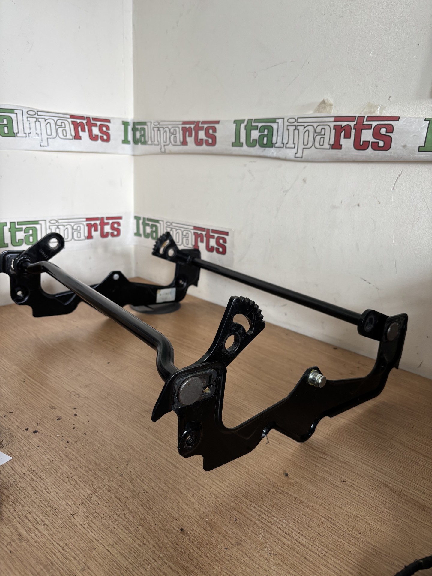 Seat base metal frame left seat - 46996127 - Alfa Romeo 166 **used part**