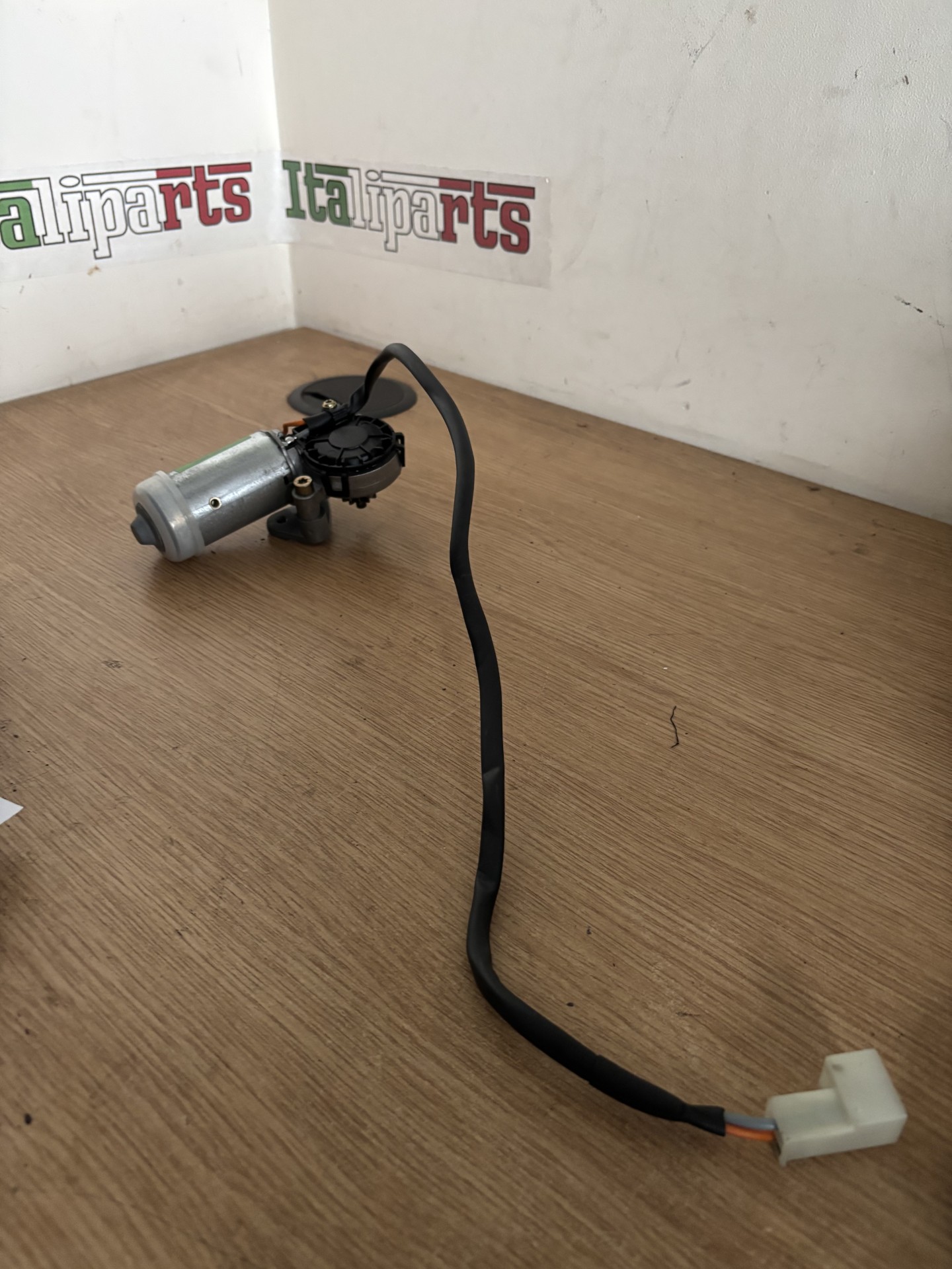 Electric seat adjustment motor front left - Bosch 0 390 206 605 - Alfa Romeo 166 **used part**