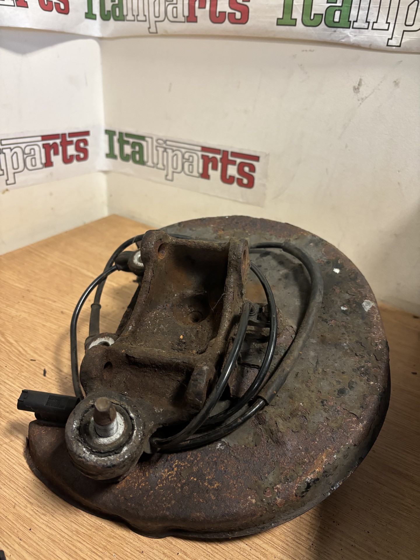 Hub ABS sensor and backing plate front left - F00C 1G0 001 - Alfa Romeo 147 GT 156 **used parts**