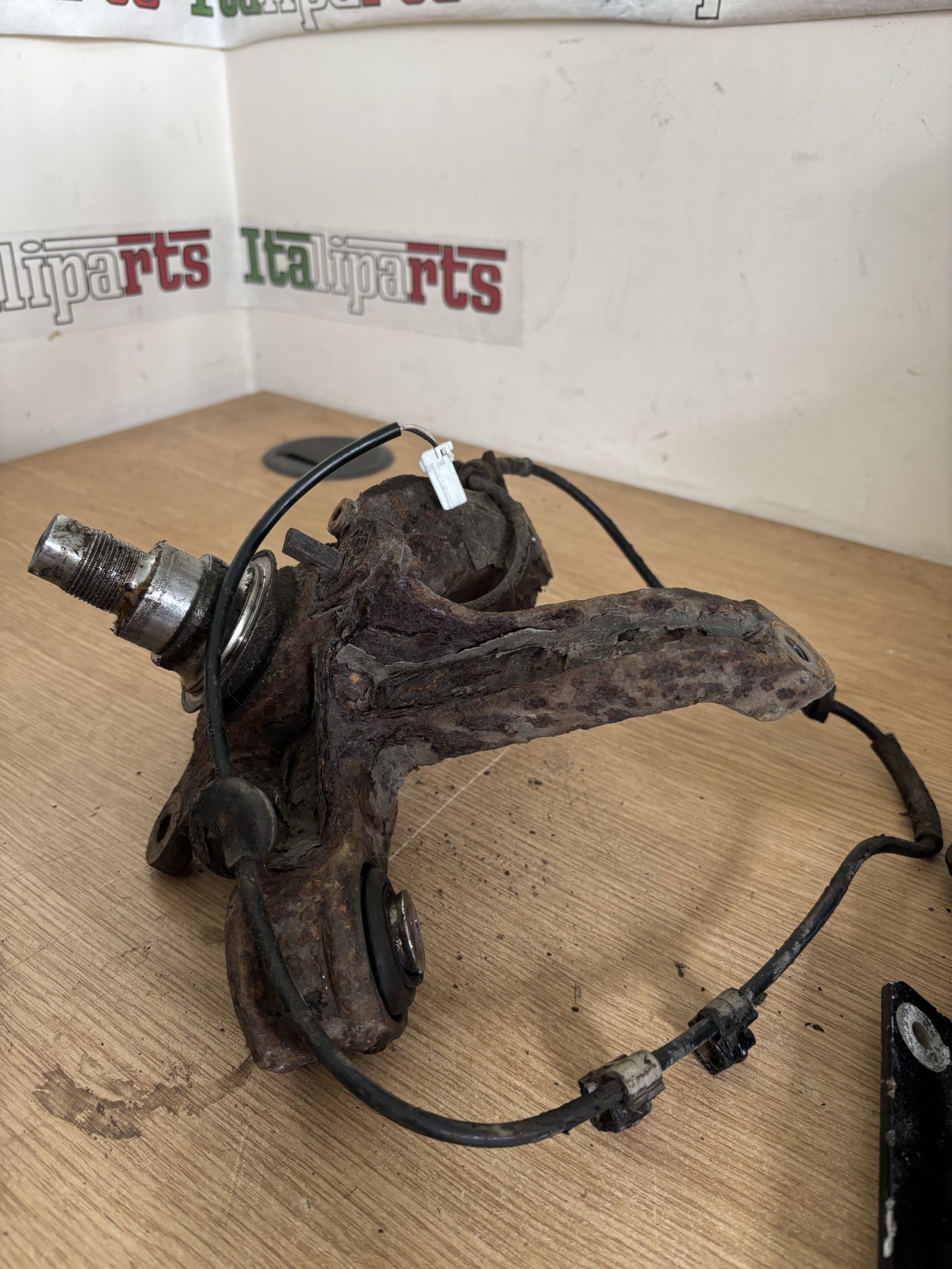 Steering knuckle rear left with ABS sensor - Alfa Romeo 166 **used parts**