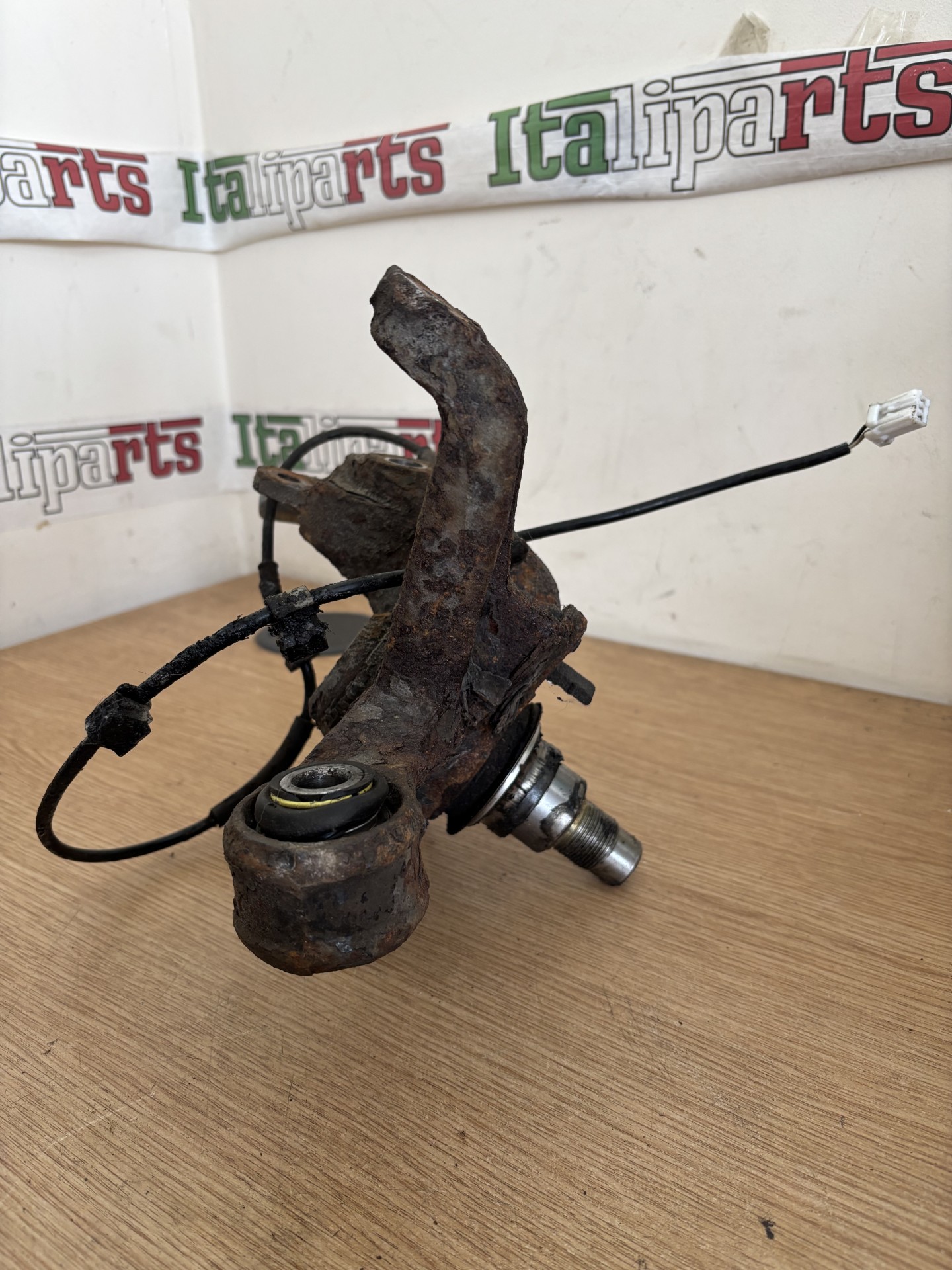 Steering knuckle with ABS sensor rear right - Alfa Romeo 166 **used parts**