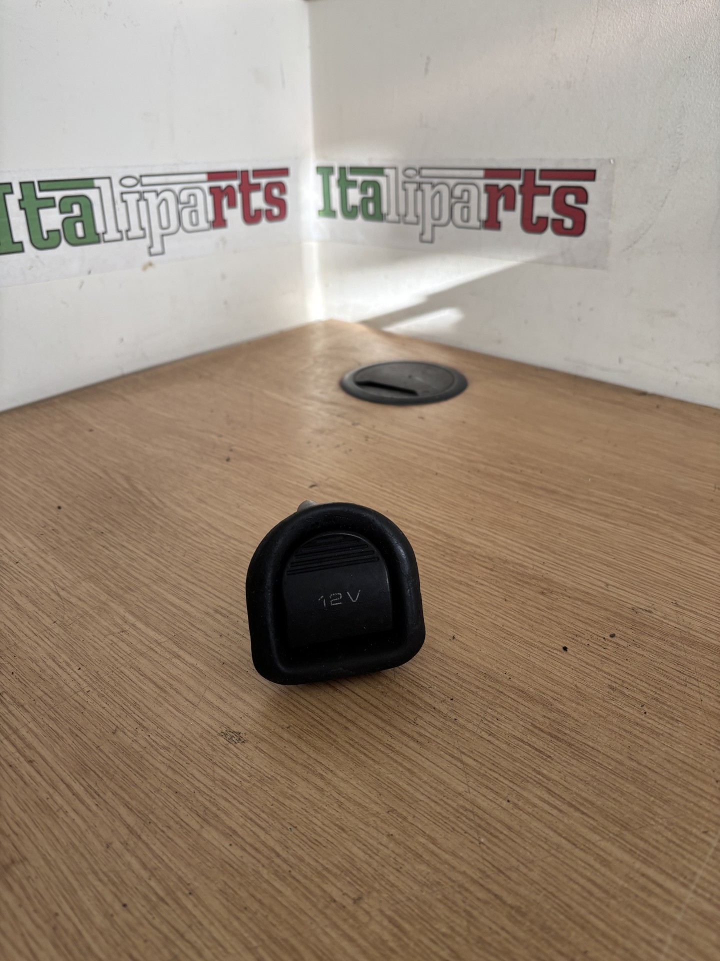 Socket and cover 12V rear - 84315000000 - Alfa Romeo 166 **used part**