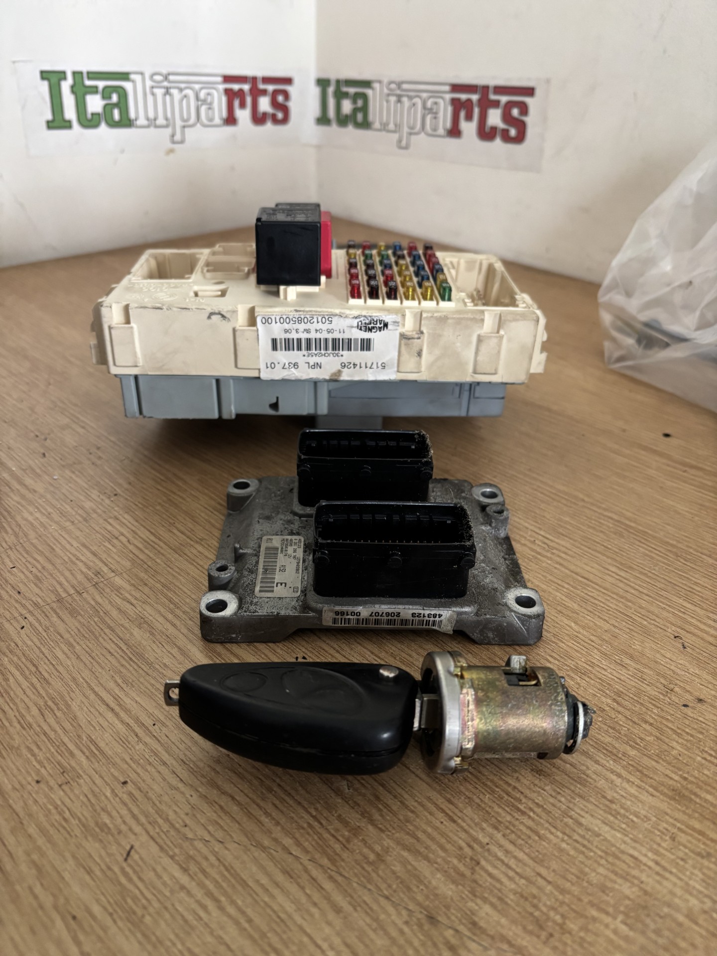 ECU body computer ignition barrel and key - 51711426 Bosch 0261 206 707 - Alfa Romeo 147 2.0 TS **used parts**