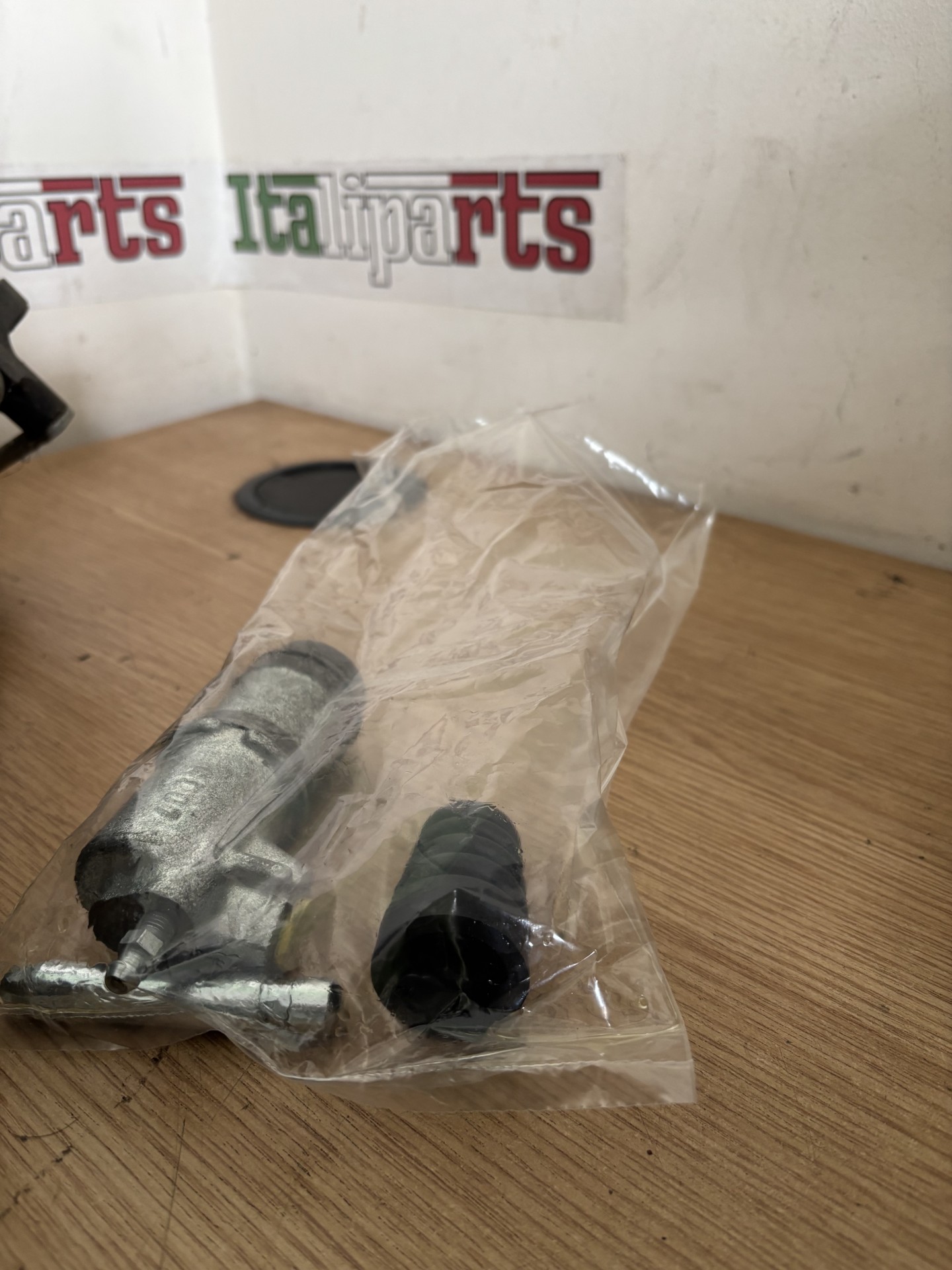 Clutch slave cylinder - 71738468 Magneti Marelli - Alfa Romeo 145 146 155 1.8 16v 164 3.0 V6 156 1.9/2.4 JTS 166 GTV Spider TS & V6 7 Fiat Coupe